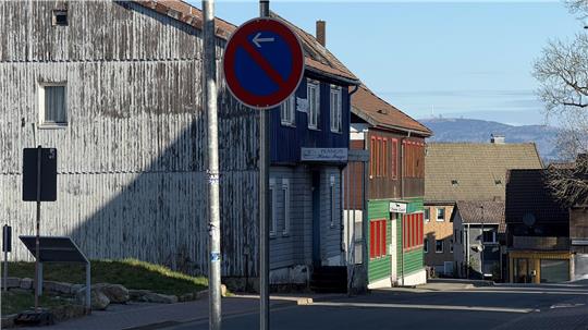 Eingeschränktes Haltverbot mit Blick zum Brocken: Im Bereich der Langen Straße nahe der Abzweigung Hindenburgstraße in Hohegeiß ist das Parken jetzt tabu.