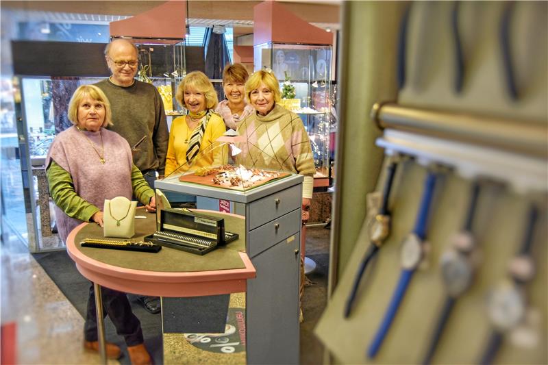 Goldschmiede Herbig schließt nach fast 50 Jahren Eingeschworenes Team (v.li.): Helga Herbig, Goldschmied Volkmar Wentzel und die Verkäuferinnen Dorothea Brand, Anja Gundelach, Roswitha Galler und Ute Rustenbach (nicht auf dem Foto). Inhaber Wolfgang Herbig kann aus gesundheitlichen Gründen seit Längerem nicht mehr seiner Arbeit als Goldschmied nachgehen. Foto: Neumann