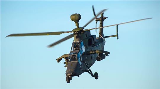 Eingesetzt werden vier Kampfhubschrauber und ein Übungshubschrauber. (Symbolbild)