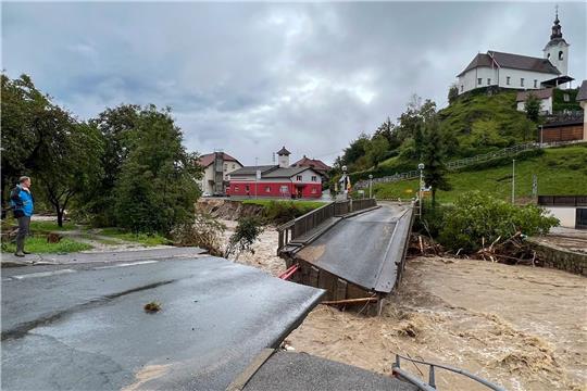 Eingestürzte Brücke in der slowenischen Stadt Stahovica. Im Osten des Landes ist nun ein Staudamm gebrochen.