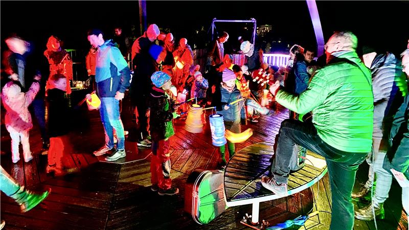 Kinder erleuchten mit Laternen den Harzburger Baumwipfelpfad Eingetaucht in buntes Licht und begleitet von Musik findet der Laternenumzug in der Krone des Baumwipfelpfades seinen Abschluss.