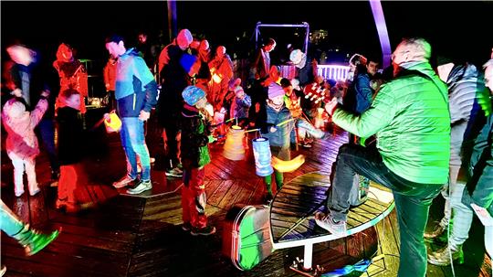 Eingetaucht in buntes Licht und begleitet von Musik findet der Laternenumzug in der Krone des Baumwipfelpfades seinen Abschluss.