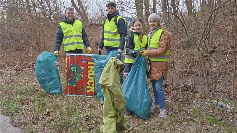 Eingetütet: Beim Müllsammeln gibt es so manchen kuriosen Fund.