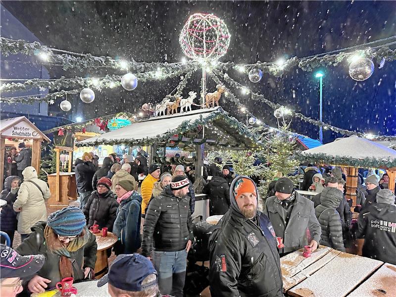 Minusgrade spielen Bad Harzburger Eisbahn in die Karten Einheimische und Gäste freuen sich, dass der Wintertreff wieder geöffnet ist. Foto: Schlegel