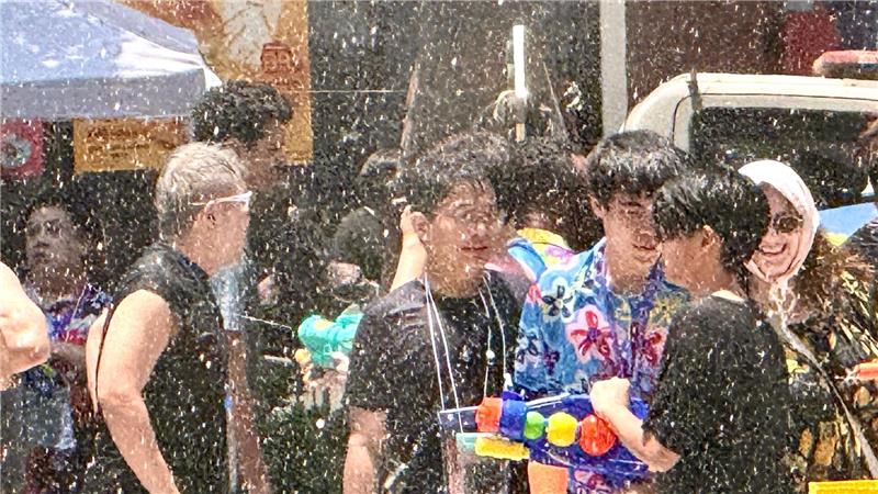 Einheimische und Touristen feiern traditionell zusammen - die meisten sind nach wenigen Minuten klatschnass.