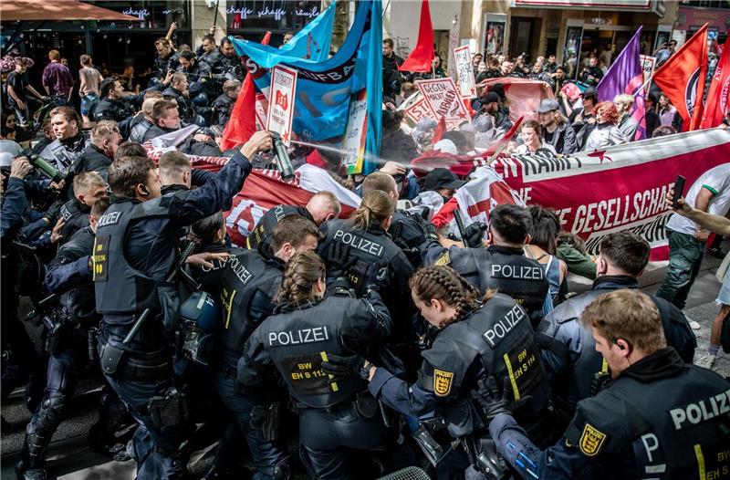 Friedlicher 1. Mai in Berlin - Gewalt in Stuttgart Einheiten der Polizei stoßen während der Revolutionären 1. Mai Demo in der Stuttgarter Innenstadt mit Demonstrationsteilnehmern zusammen. Dabei wurde auch Pfefferspray angewendet.