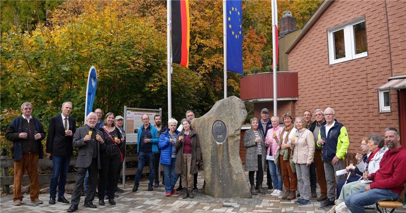 Was hat die Völkerschlacht bei Leipzig mit Altenau zu tun? Einige Altenauer schauen vorbei, um an der Feststunde zur Einweihung der neuen Schautafel und der Fahnenmasten teilzunehmen.