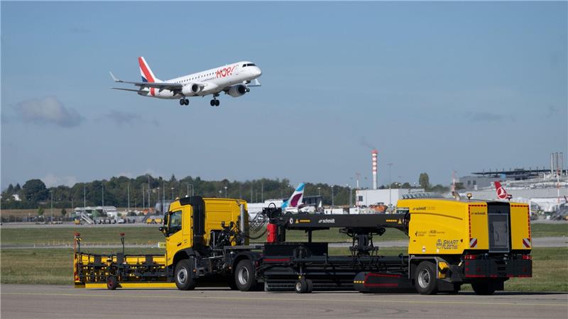 Machen selbstfahrende Schneepflüge den Flughafen sicherer? Einige Flughäfen in Deutschland wollen selbstfahrende Schneeräumfahrzeuge einsetzen. (Archivbild)