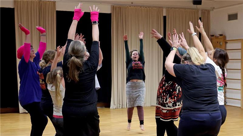 Einige Frauen haben in Rostock vor der großen Tanzdemo „One Billion Rising“ am Samstag geübt. 