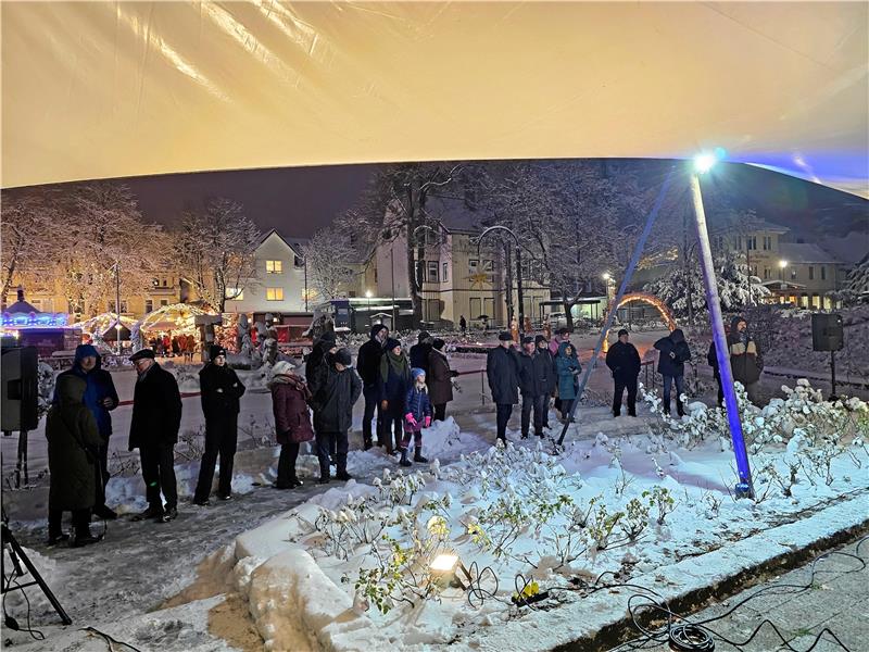 Einige Gäste sind da, um die offizielle Eröffnung der Krippensaison zu verfolgen – bei Schneefall.