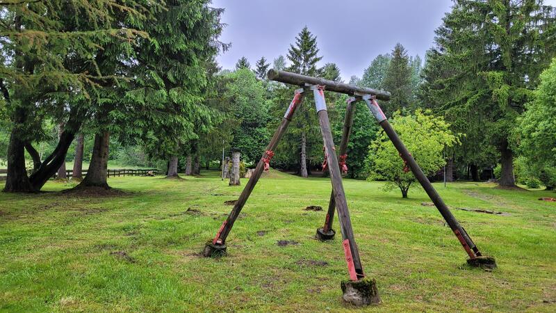 Was tun mit Buntenbocks altem Kurpark? Einige Gerätereste stehen noch, aber spielen kann niemand mehr daran.
