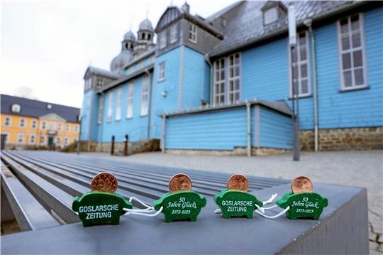 Einige Jubiläumsschweinchen stehen hier schon vor der Clausthaler Marktkirche. Foto: Neuendorf