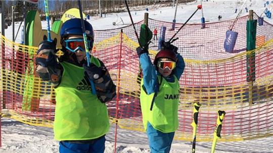Einige Kinder fahren am Wintersporttag auch mit Skiern den Hexenritt am Wurmberg hinunter.