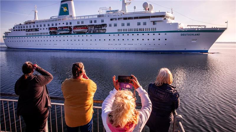 Einige Passanten schauten sich den Einlauf des Schiffes an. 