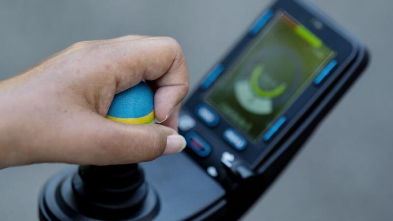 Einige Patientinnen wie Gabriele Engel können mit einer Hand ihren Rollstuhl bedienen andere können noch mehr.