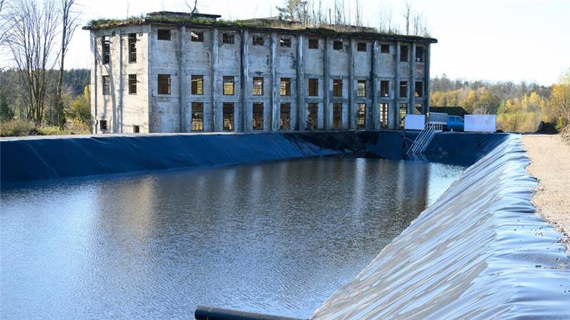 Größte Pflanzenkläranlage für giftige Chemikalien eröffnet Einige Ruinen der Munitionsfabrik stehen noch.