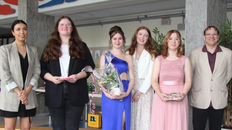 Werla Schule in Schladen entlässt 44 Schüler Einige Schüler erhalten besondere Ehrungen. Auf dem Bild: Lehrerin Naheed Mehrie (l.) und Lehrer Thomas Muske (r.) mit Leonie Kirsch, Olga Derr, Mareike Luers und Irana Marie Switalla.