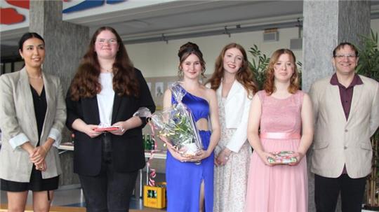 Einige Schüler erhalten besondere Ehrungen. Auf dem Bild: Lehrerin Naheed Mehrie (l.) und Lehrer Thomas Muske (r.) mit Leonie Kirsch, Olga Derr, Mareike Luers und Irana Marie Switalla.
