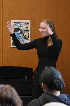 Projektstunde: Bad Harzburger Schüler lernen Jazz-Musik Einige Schülerinnen und Schüler schlüpfen in der Projektstunde in die Rolle eines Dirigenten beziehungsweise einer Dirigentin und leiten ihre Klasse an.