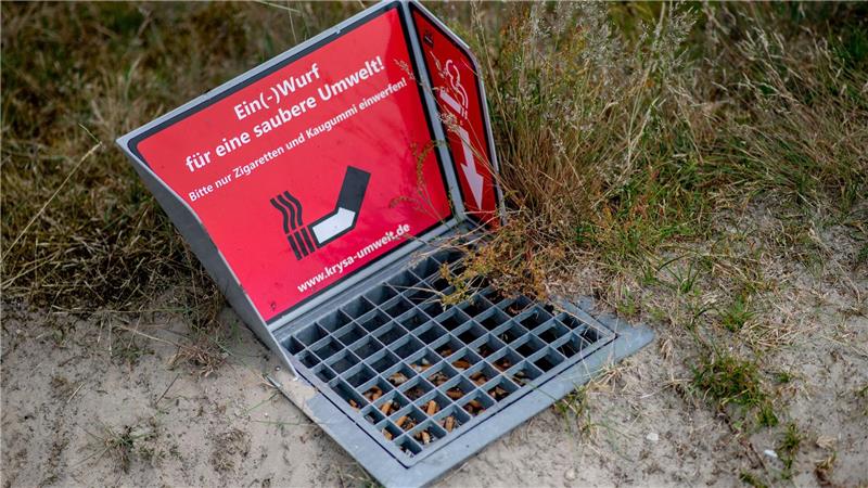Einige Strände in Ostfriesland stellen kostenlose Aschenbecher zur Verfügung. (Archivbild)