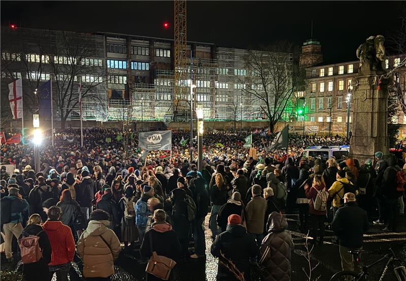 Schweigende Mehrheit wird laut: Protestwelle gegen rechts Einige Tausend Menschen kamen im Freiburg auf dem Platz der alten Synagoge zusammen.