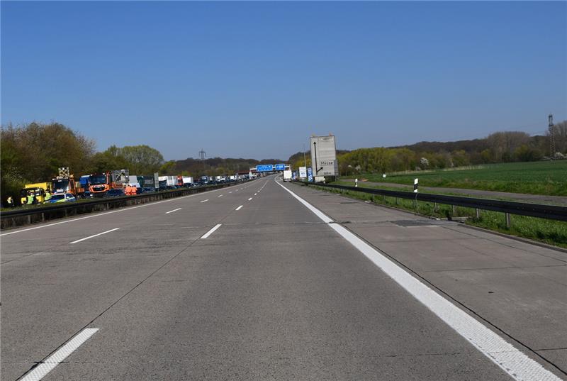 A7: Hochspannungskabel löst mehrere Unfälle aus Einige Zeit war unklar, welche Gefahr von dem Kabel ausgeht. Foto: Polizei Hildesheim