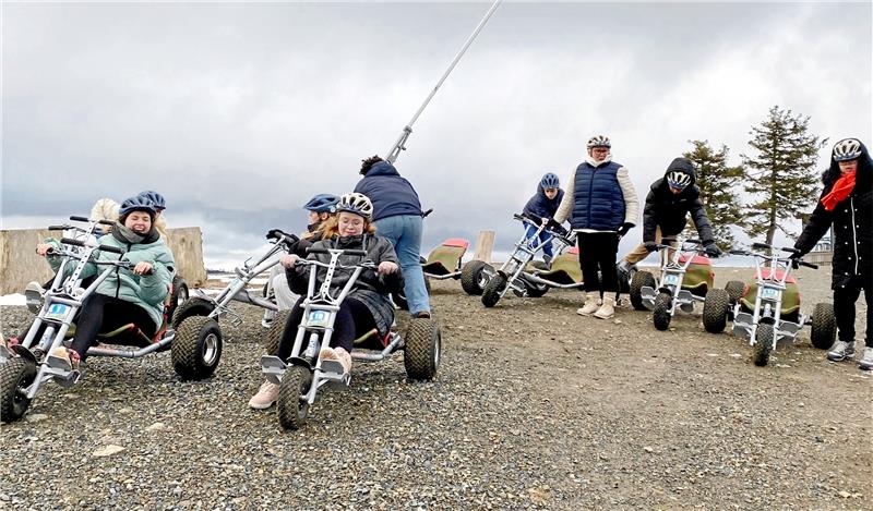 Einige der Ausflüge – wie hier mit den Mountain-Cars auf dem Wurmberg – hat auch Braunlager Bürgermeister Wolfgang Langer begleitet.  Foto: Privat