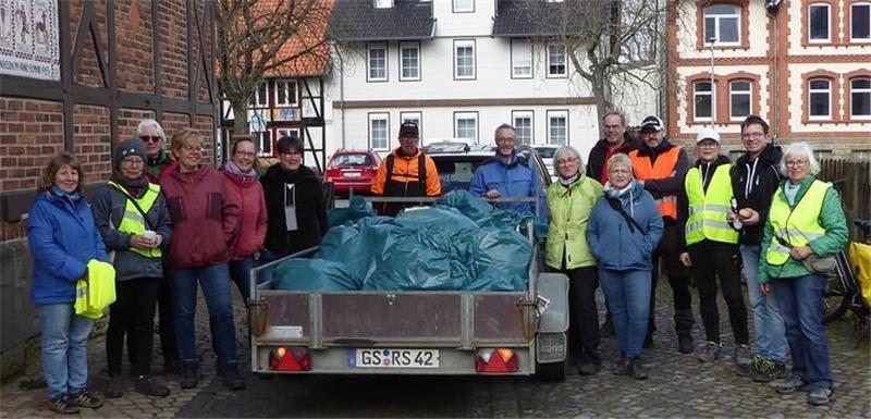 Einige der Sammler mit der Menge an gesammeltem Mülle in und um den Stadtteil Langelsheim.