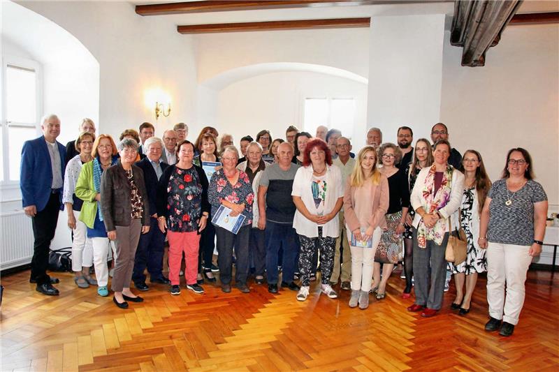Einige der Teilnehmer des 2. Harzer Literaturpreises. Im Schloss Harzgerode wurde acht der Teilnehmer besonders geehrt. Foto: Leifeld