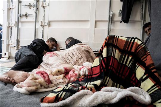 Einige der aus dem Meer geretteten Migranten an Bord des humanitären Schiffes «Ocean Viking». Das Seenotrettungsschiff mit 234 Migranten an Bord darf Frankreich ansteuern.