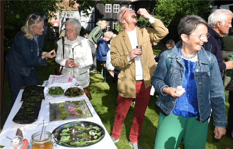 Menschen probieren von einem Buffet.