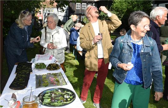 Menschen probieren von einem Buffet.
