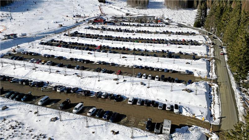 Braunlage: Die Skisaison ist noch nicht beendet Einige wenige Parkplätze sind am Wochenende im Bereich des Hexenritts noch frei.