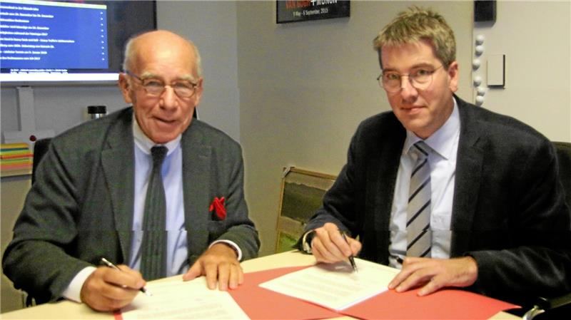 Goslars Pfalzquartier: Wo sich Gegner und Befürworter einig sind Einigkeit zwischen Investor und Stadt (v.l.): Am 20. Dezember 2017 unterzeichnen Unternehmer Hans-Joachim Tessner und der damalige Oberbürgermeister Dr. Oliver Junk eine zweite Entwicklungsvereinbarung zum Pfalzquartier. Archivfoto: Roß
