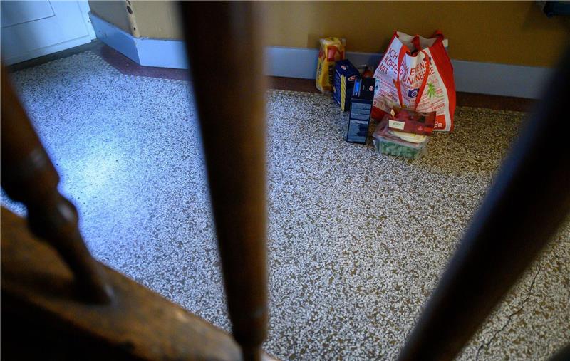 Einkäufe für eine Person in Corona-Isolation stehen in einem Hausflur.