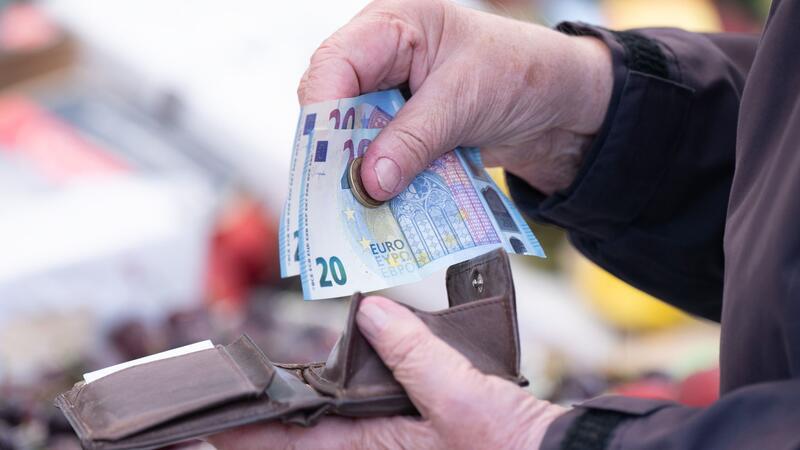 Einkauf: Das Ifo-Institut erwartet einen Rückgang der Inflation auf unter zwei Prozent in den kommenden Monaten. 