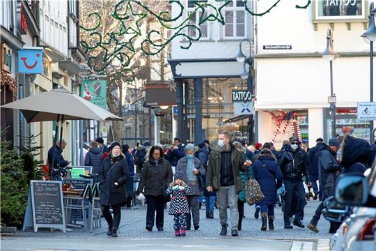 Einkaufen im Advent 2021: Kein Vergleich zu normalen Zeiten, aber die Stadt ist auch nicht so leer wie befürchtet. Foto: Epping
