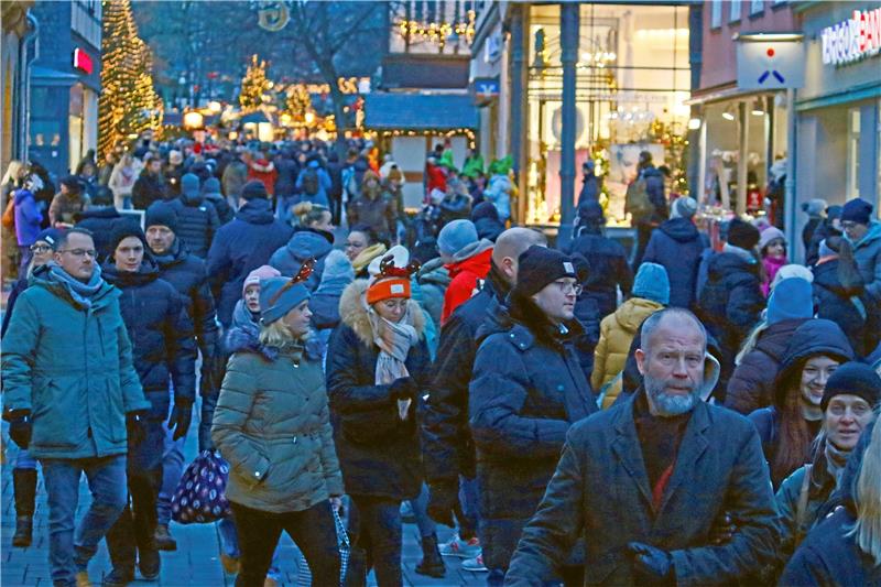 Volle Stadt, volle Kassen: Goslars Handel freut sich über Ansturm Einkaufen im Advent: Der zweite Samstag fällt für den Goslarer Einzelhandel deutlich besser als der erste aus.