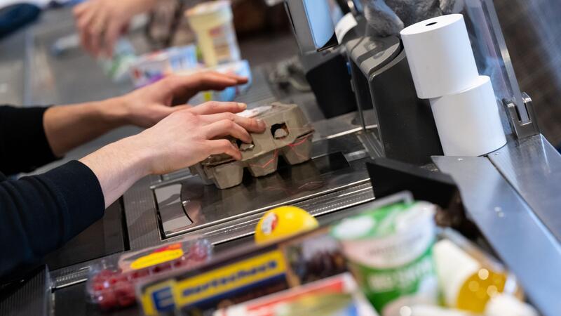 Bayern bleibt bei striktem Ladenschluss - Kleine Lockerungen Einkaufen nach 20 Uhr? In Bayern weiterhin Fehlanzeige. Die Staatsregierung hält an der bisherigen Grenze fest (Archivbild).