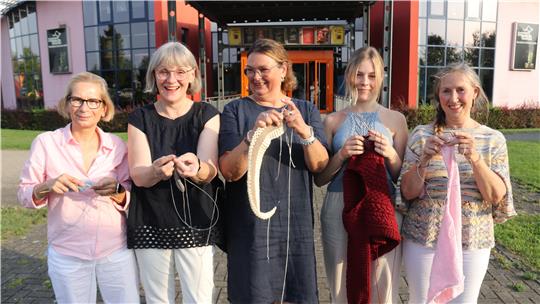 Einladung ins Strick-Kino: Stefani Schwerdtfeger (von links), Brigitte Hoppmann, Manuela Zoellner, Giulia Eikemeyer und Iris Kanter freuen sich auf den gemeinsamen Filmabend mit Wolle, Nadeln und "Tatsächlich Liebe".