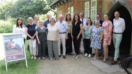 Einladung zu den Konzertarbeitswochen: Die Organisatoren und Sponsoren treffen sich am St.-Annenhaus.