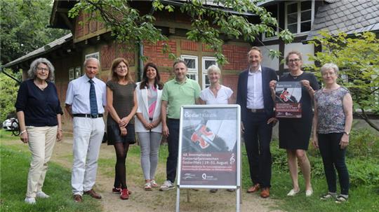 Einladung zu den Konzertarbeitswochen: Organisatoren und Sponsoren treffen sich am St. Annenhaus und stellen das Programm vor.