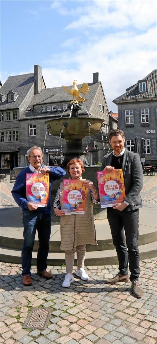 Einladung zum „Fest der Kulturen“: Harald Spaude (von links), Galina Gerhart und Sven Busse stellen das Programm vor. Foto: Hartmann