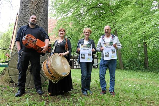 Einladung zum Mühlenfest: Nils Schacht (von links) und Bettina Bach von der Gruppe „Freymuetig“ sowie die Vorsitzende des Fördervereins Dorothee Schacht und der Zitherspieler Ulrich Zander haben ein buntes Programm vorbereitet. Foto: Hartmann