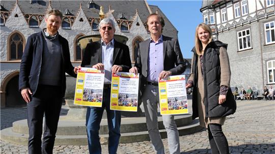 Einladung zur „Langen Bank“: Sven Busse (von links), Hans-Jürgen Rappmann, Volker Bäcker und Levke Ermert haben noch 38 Tische zu vergeben. Karten gibt es ab sofort. Foto: Hartmann