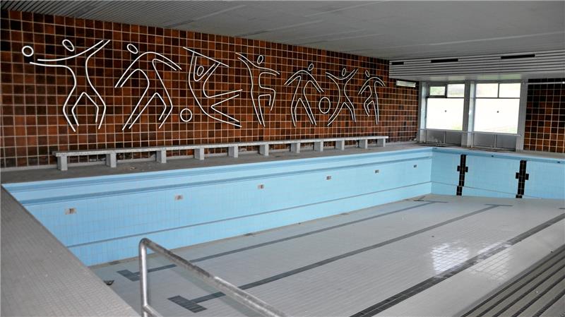 Einmal auf den Baustart im April 2024 zurückgeschaut: Die Sportler-Silhouetten, die an der Schwimmbadwand grüßen, sollen später an der Fassade einen Platz finden.