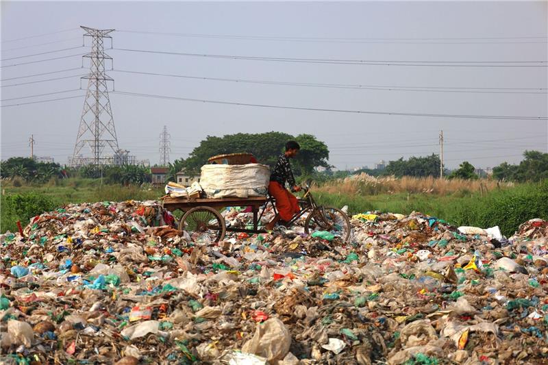 Weltgemeinschaft verhandelt über Schritte gegen Plastikmüll Einmal hergestellt, dauert es Jahrhunderte, bis sich Plastik wieder zersetzt.