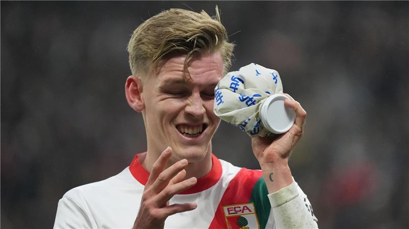 Kaars erlöst FC St. Pauli - Hoffenheim zerlegt HSV Einmal kühlen, bitte: Augsburgs Anton Kade.