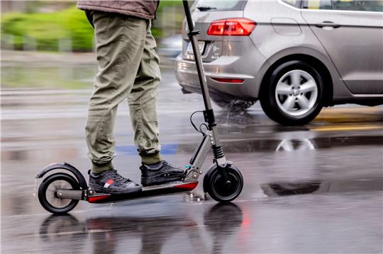 Einmal mit dem E-Scooter unterwegs, kann überall auf der Straße eine Gefahr lauern, wie etwa ein hoher Bordstein, Kopfsteinpflaster oder andere Verkehrsteilnehmer. Foto: dpa