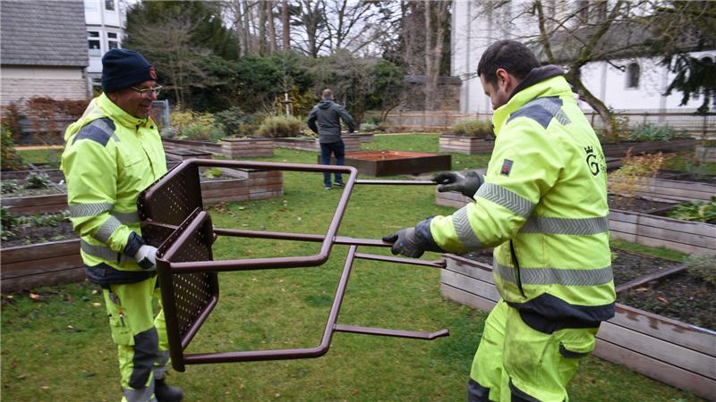 Kreative Lesestühle für den Klostergarten Neuwerk in Goslar Zwei Männer tragen einen Lesestuhl.